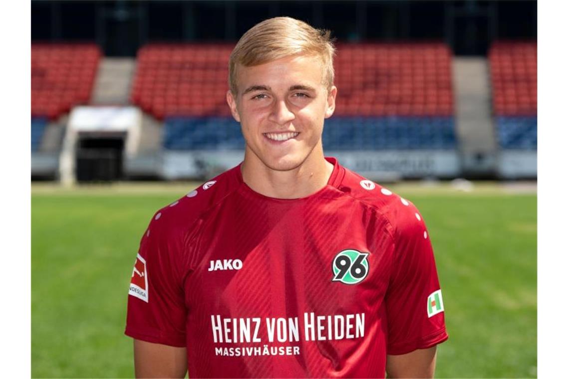 Hannovers Timo Hübers ist als erster Fußballprofi in Deutschland positiv auf das Coronavirus getestet worden. Foto: Peter Steffen/dpa