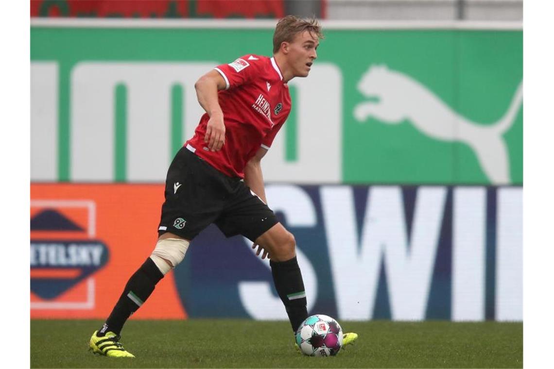 Hannovers Timo Hübers spielt den Ball. Foto: Daniel Karmann/dpa/Archivbild