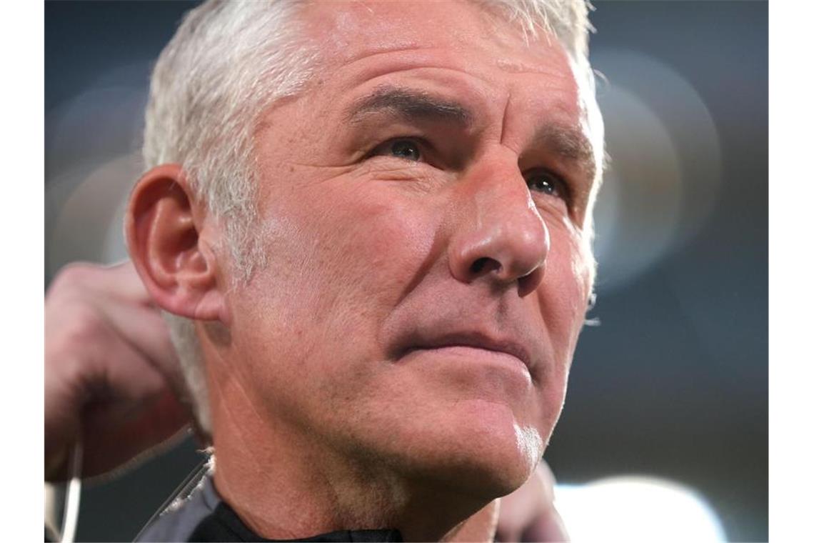 „Albtraum“ gegen Nürnberg: Endspiel für 96-Coach Slomka Hannovers Trainer Mirko Slomka war nach der 0:4-Niederlage gegen Nürnberg bedient. Foto: Peter Steffen/dpa