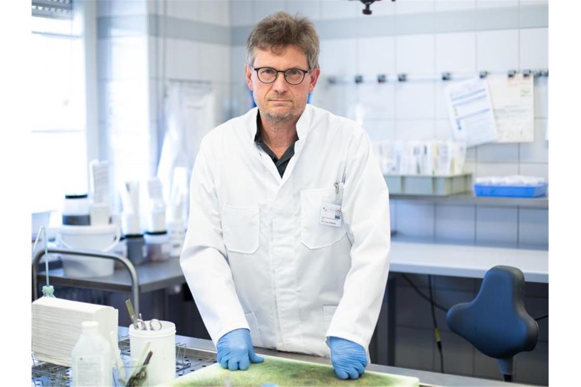 Pathologe Bösmüller wartet mit dem Friseurbesuch lieber ab