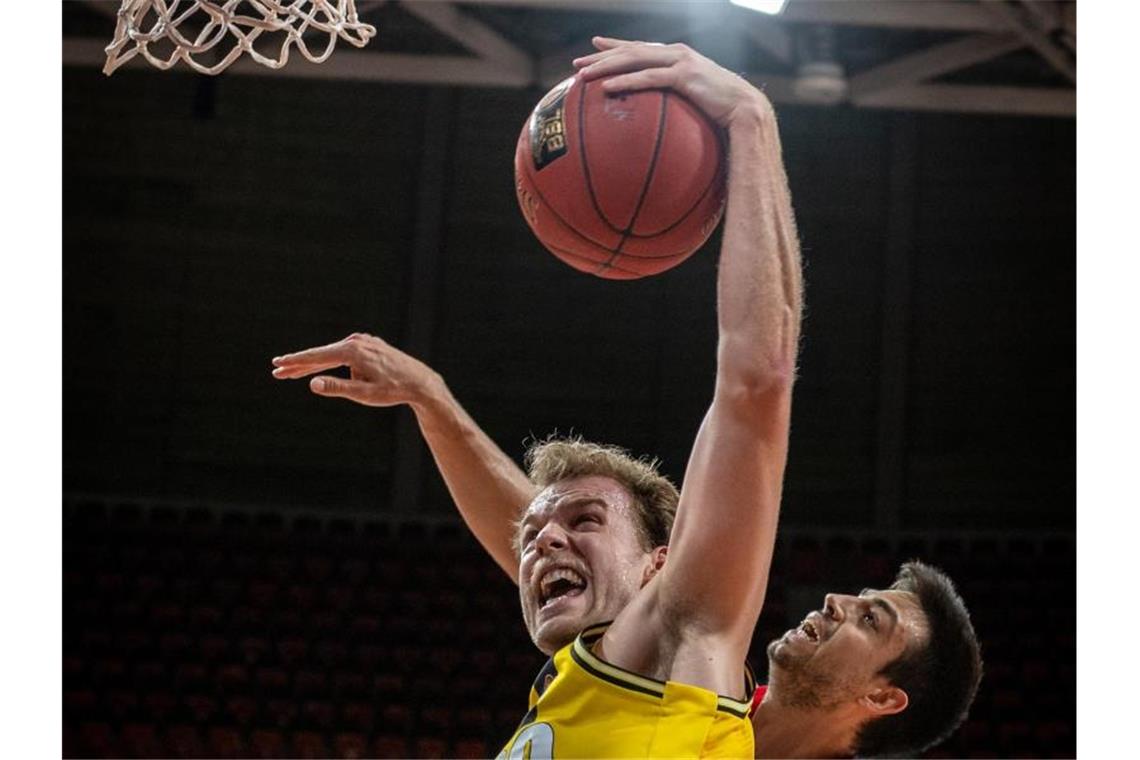 Ludwigsburger weiter top - Frankfurt siegt ohne Chefcoach Hans Brase (l) von den MHP Riesen Ludwigsburg setzt sich im Kampf um den Rebound gegen Mateo Seric durch. Foto: Tilo Wiedensohler/camera4 GbR POOL/dpa