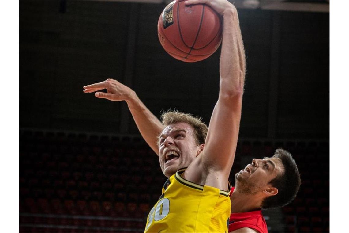 Nächster Sieg der Ludwigsburger Basketballer gegen Bamberg Hans Brase (vorne) von MHP Riesen Ludwigsburg mit Mateo Seric von Brose Bamberg in Aktion. Foto: Tilo Wiedensohler/camera4 GbR POOL/dpa