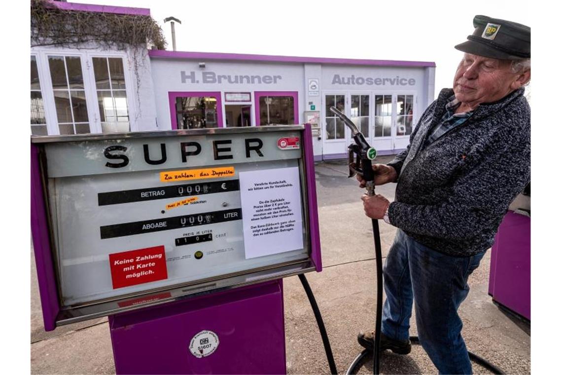 Sprit zum halben Preis? Hans Brunner steht an einer Zapfsäule seiner Tankstelle. Die Tankstelle zeigt Benzin- und Dieselpreise halbliterweise an. Foto: Armin Weigel/dpa