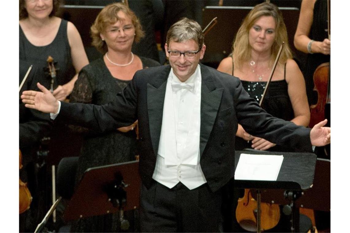 Hans-Christoph Rademann bedankt sich in der Liederhalle während eines Konzertes beim Publikum. Foto: Marijan Murat/Archivbild