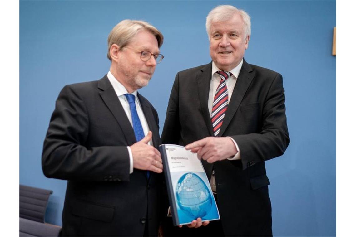 Hans-Eckhard Sommer (l) und Horst Seehofer stellen den Migrationsbericht der Bundesregierung 2016/2017 vor. Foto: Kay Nietfeld