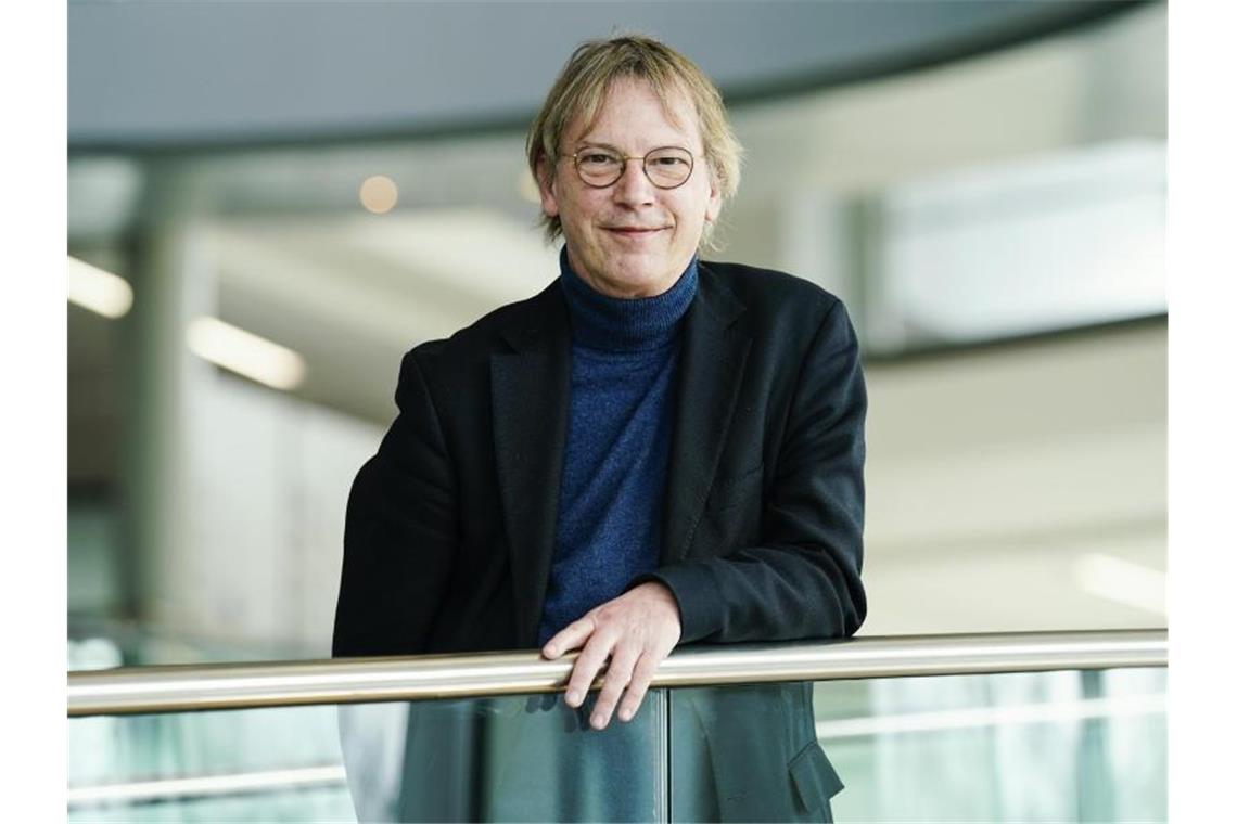 Heidelberger Virologe: Noch weit von Normalität entfernt Hans-Georg Kräusslich, Chefvirologe an der Universität Heidelberg. Foto: Uwe Anspach/dpa/Archivbild