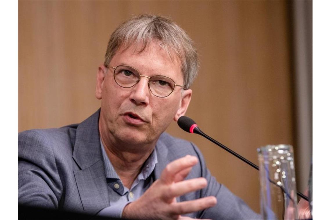 Hans-Georg Kräusslich, Leiter der Virologie am Universitätsklinikums Heidelberg, spricht. Foto: Christoph Schmidt/dpa/Archivbild