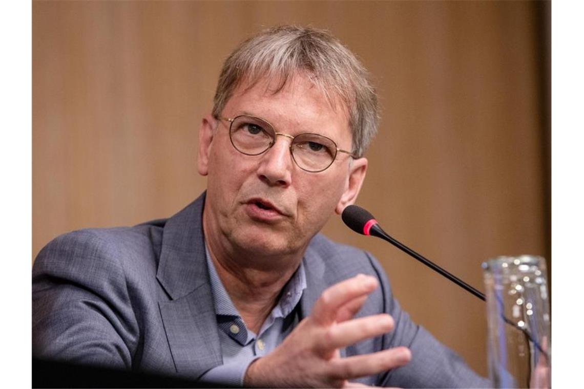 Virologe verärgert über Bericht zu möglichen Impfschäden Hans-Georg Kräusslich spricht. Foto: Christoph Schmidt/dpa/Archivbild