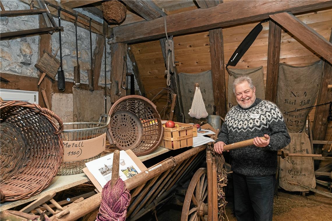 Hans-Joachim Elzmann vom Historischen Verein Burgstetten weiß zu allen Ausstellungsobjekten in der Pfarr- und Zehntscheuer in Erbstetten etwas zu erzählen. Foto: J. Fiedler