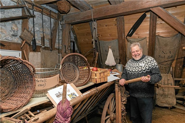 Hans-Joachim Elzmann vom Historischen Verein Burgstetten weiß zu allen Ausstellungsobjekten in der Pfarr- und Zehntscheuer in Erbstetten etwas zu erzählen. Foto: J. Fiedler