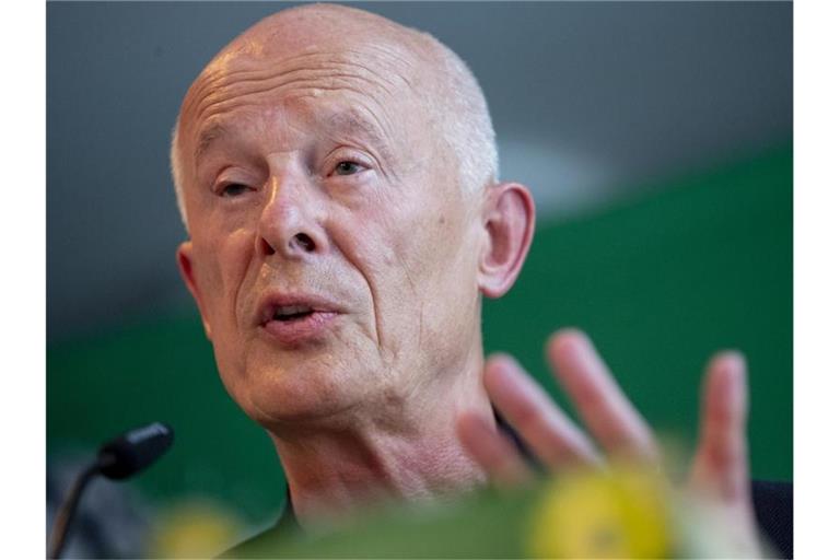 Hans Joachim Schellnhuber, Klimaforscher und ehemaliger Direktor des Potsdam-Instituts für Klimafolgenforschung, spricht beim kleinen Parteitag der Grünen Brandenburg. Foto: Christoph Soeder/dpa