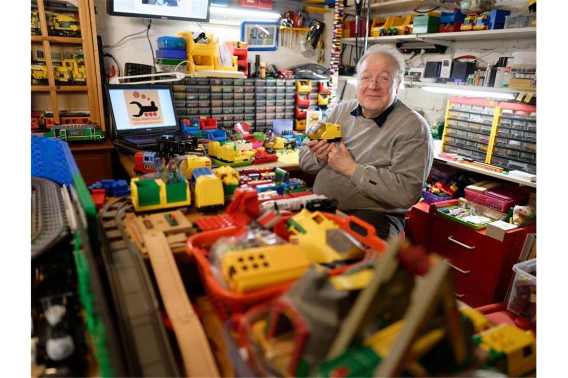 Hans-Joachim Simon, Begründer der der Reparaturwerkstatt "Papa macht ganz", in seinem Arbeitsraum. Foto: Henning Kaiser/dpa