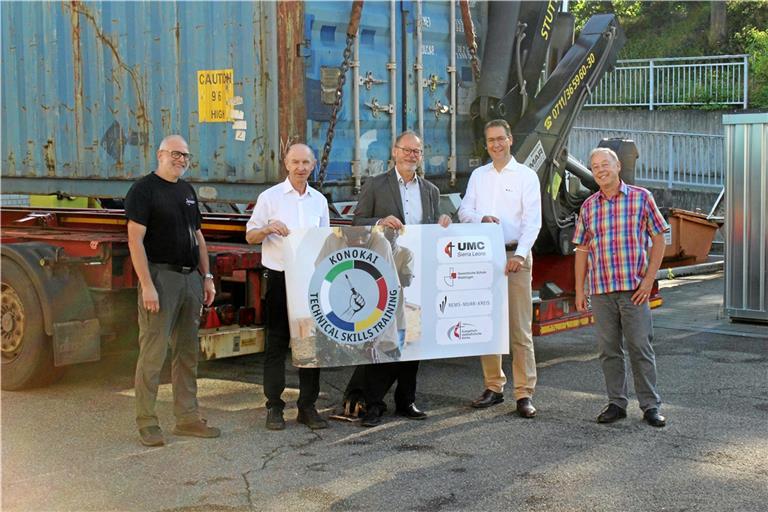 Hans-Jochen Layer (Schulleiter der Max-Eyth-Schule in Kirchheim unter Teck), Jochen Schade (Schulleiter der Gewerblichen Schule Waiblingen), Hans Jürgen Bucher, Landrat Richard Sigel und Thomas Mozer, Pastor der Evangelisch-methodistischen Kirche Winnenden (von links) beim Verladen der Container an der Gewerblichen Schule Waiblingen. Foto: LRA