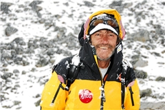 Hans Kammerlander freut sich über jeden Tag seines Lebens. Und das, obwohl das Leben ihm oft übel mitgespielt hat. Foto: privat