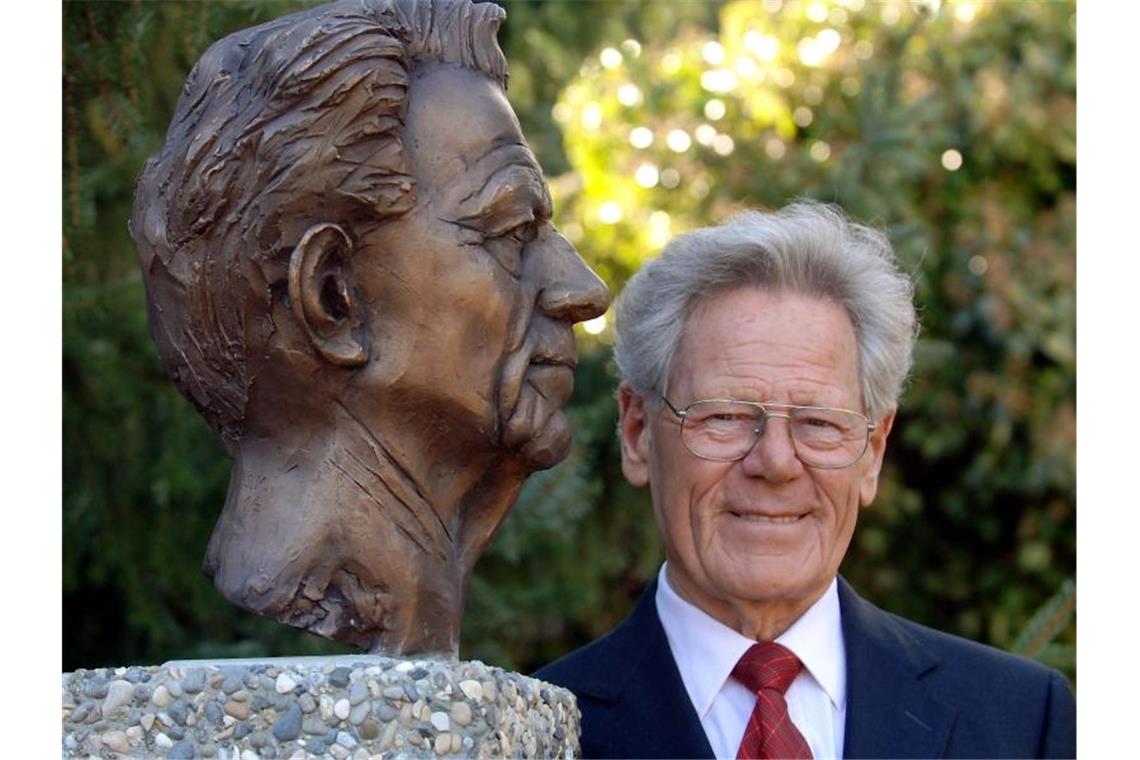 OB Palmer ehrt Küng als große Persönlichkeit unserer Zeit Hans Küng blickt in die Kamera. Foto: picture alliance / dpa/Archivbild