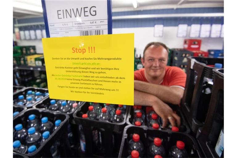 Hans-Peter Kastner, Geschäftsführer der Getränke Kastner GmbH, steht in seinem Getränkehandel hinter Mineralwasserkisten. Foto: Marijan Murat/Archiv