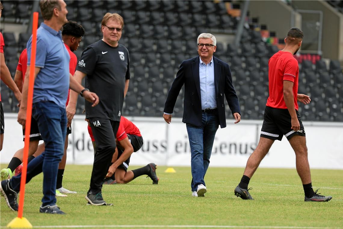 Hans-Rudolf Zeisl (Zweiter von rechts) erfreut sich beim aktuellen Team am „alten SG-Spirit“ aus den Gründerjahren. Foto: Alexander Becher