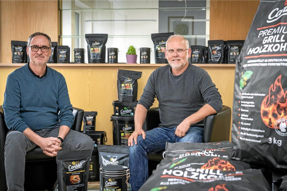 Auenwalder Start-up bringt Pflanzenkohle auf Vormarsch Hans Sanzenbacher und Marc Widy bezeichnen die Kohle als „das neue schwarze Gold in der Landwirtschaft und im Garten“. Foto: Alexander Becher