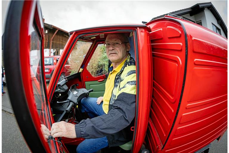 Hans Schick mit seiner roten Ape Piaggio. Foto: Alexander Becher 