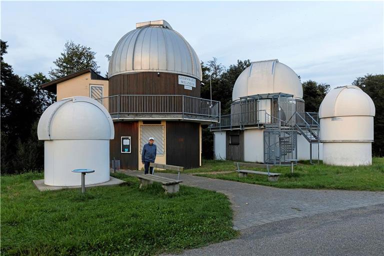 Hans-Ulrich Keller vor der Welzheimer Sternwarte. Sie verfügt über das größte und leistungsfähigste Teleskop in Baden-Württemberg. Fotos: Jörg Fiedler