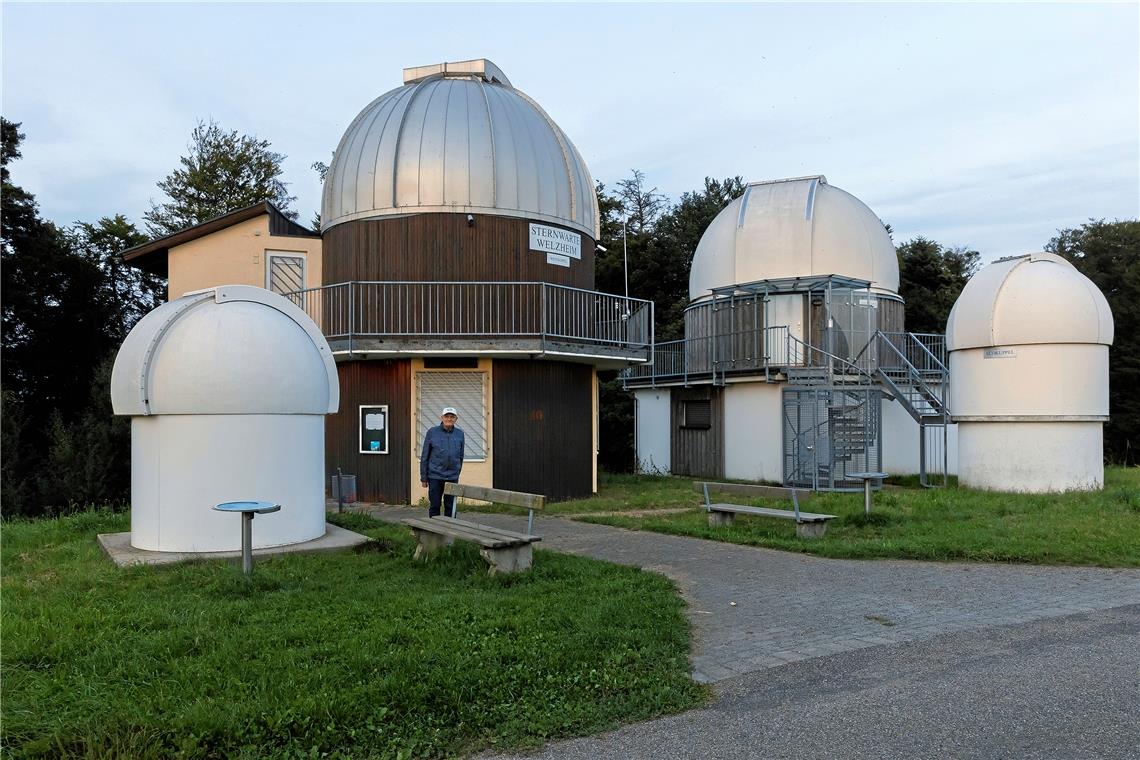 Hans-Ulrich Keller vor der Welzheimer Sternwarte. Sie verfügt über das größte und leistungsfähigste Teleskop in Baden-Württemberg. Fotos: J. Fiedler