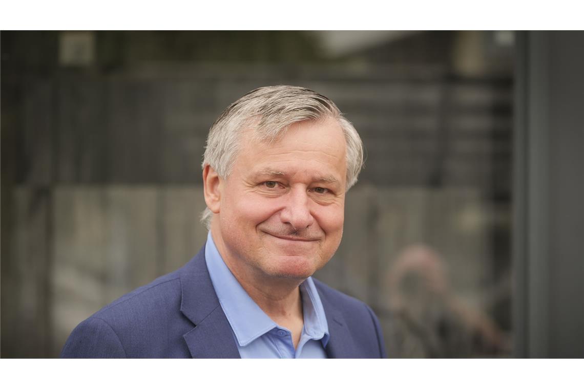 Das macht FDP-Chef Hans-Ulrich Rülke aus Hans-Ulrich Rülke beim Unterschriftensammeln gegen den XXL-Landtag im Sommer.