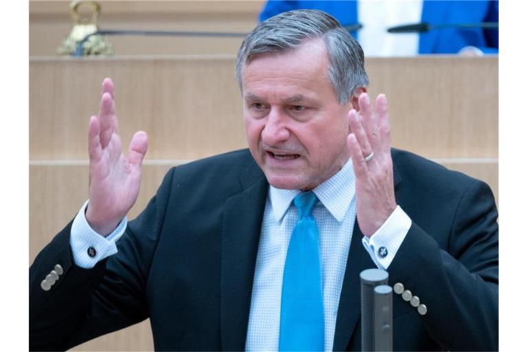 Hans-Ulrich Rülke, FDP-Fraktionsvorsitzender im Landtag von Baden-Württemberg, spricht bei einer Debatte. Foto: Bernd Weißbrod/dpa