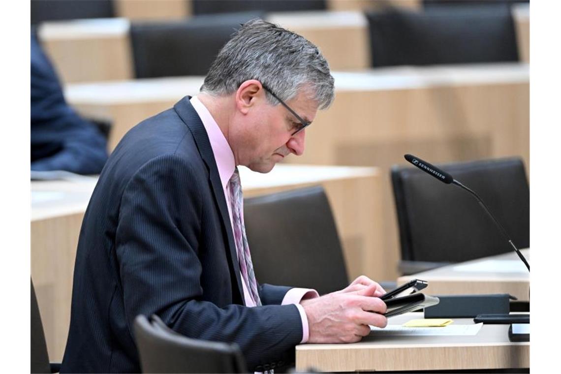 FDP fordert weitere Aufklärung bei Expo-Affäre Hans-Ulrich Rülke, FDP-Fraktionsvorsitzender im Landtag von Baden-Württemberg, sitzt vor Beginn einer Plenarsitzung auf seinem Platz. Foto: Bernd Weißbrod/dpa/Bildarchiv