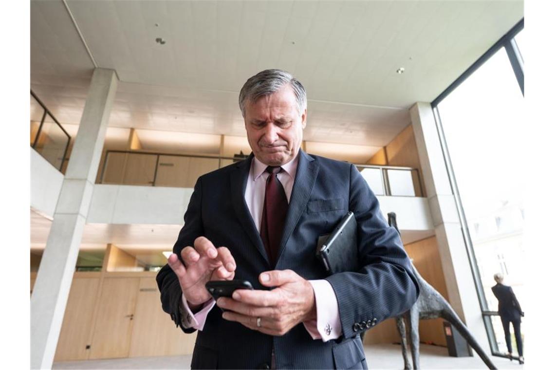 Hans-Ulrich Rülke schaut im Landtag von Baden-Württemberg in sein Mobiltelefon. Foto: Marijan Murat/dpa