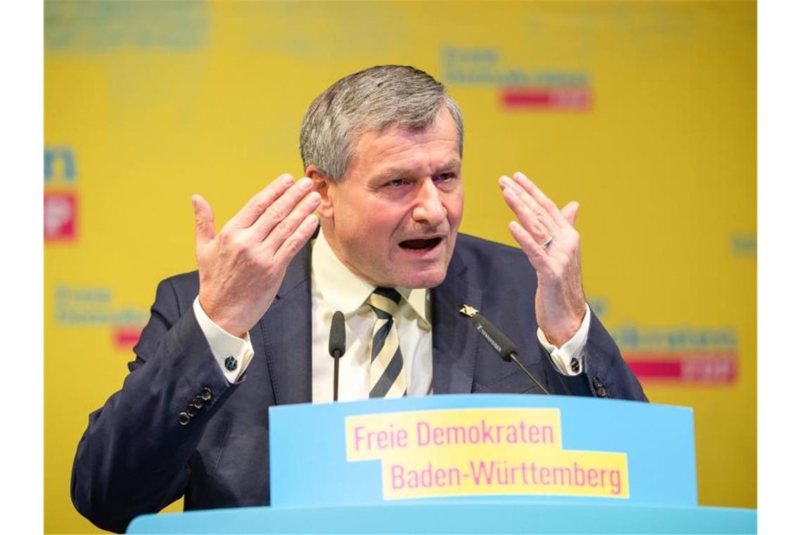 Fraktionschef: Südwesten „vom grün-schwarzen Joch befreien“ Hans-Ulrich Rülke, FDP-Landtagsfraktionschef in B-W, spricht während eines Landesparteitages. Foto: Sebastian Gollnow/dpa
