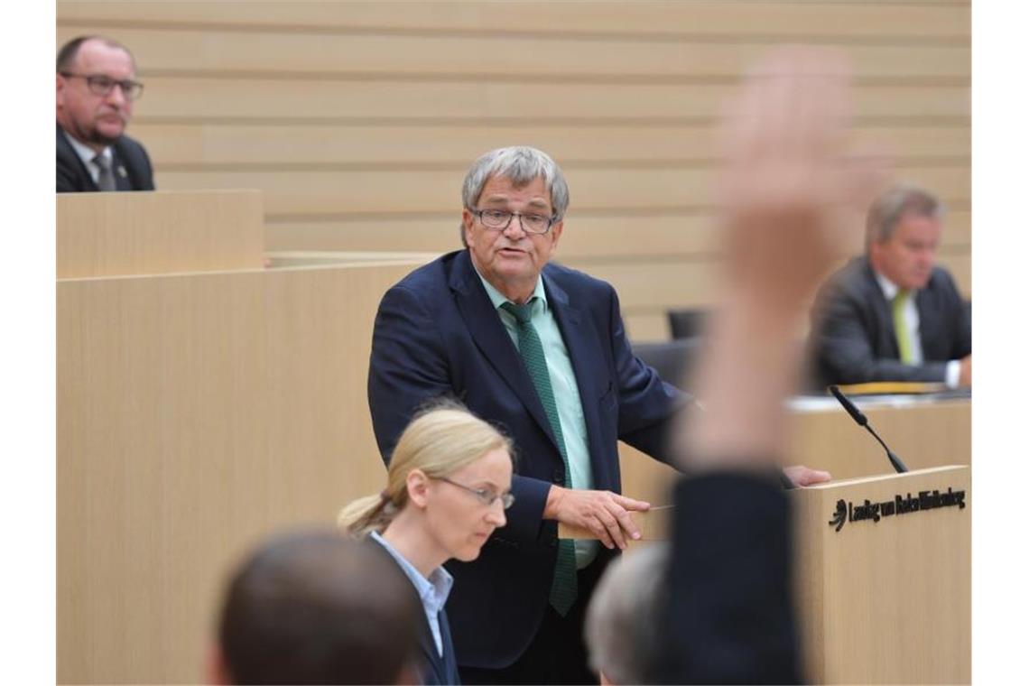 Hans-Ulrich Sckerl spricht im Plenarsaal des Landtags von Baden-Württemberg. Foto: picture alliance/dpa/Archivbild