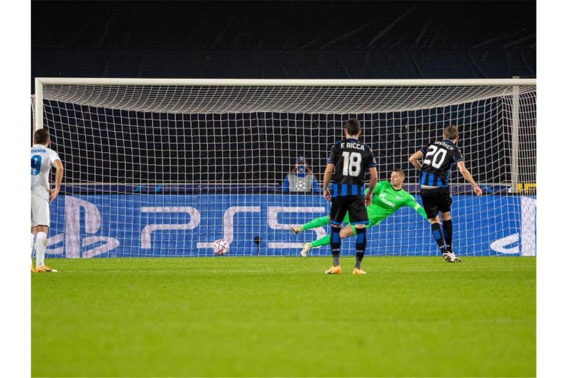 Hans Vanaken (r/20) vom FC Brügge erzielt per Elfmeter einen Treffer. Foto: Bruno Fahy/BELGA/dpa