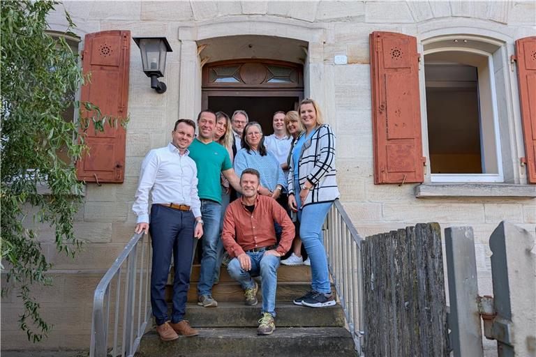Hans Wohlfarth (letzte Reihe von links) und René Lenz haben gemeinsam mit Elke Haag (von links), Edith Wohlfarth, Elke Jäger und Sonja Lenz sowie mit Andreas Haag (blaues T-Shirt) und Christoph Jäger (rotes Hemd) den Verein „Unser Dorf Grab“ gegründet. Großerlachs Bürgermeister Kevin Dispan (vorne links) nahm an der Gründungsversammlung teil und übernahm die Wahlleitung. Foto: Verein Unser Dorf Grab