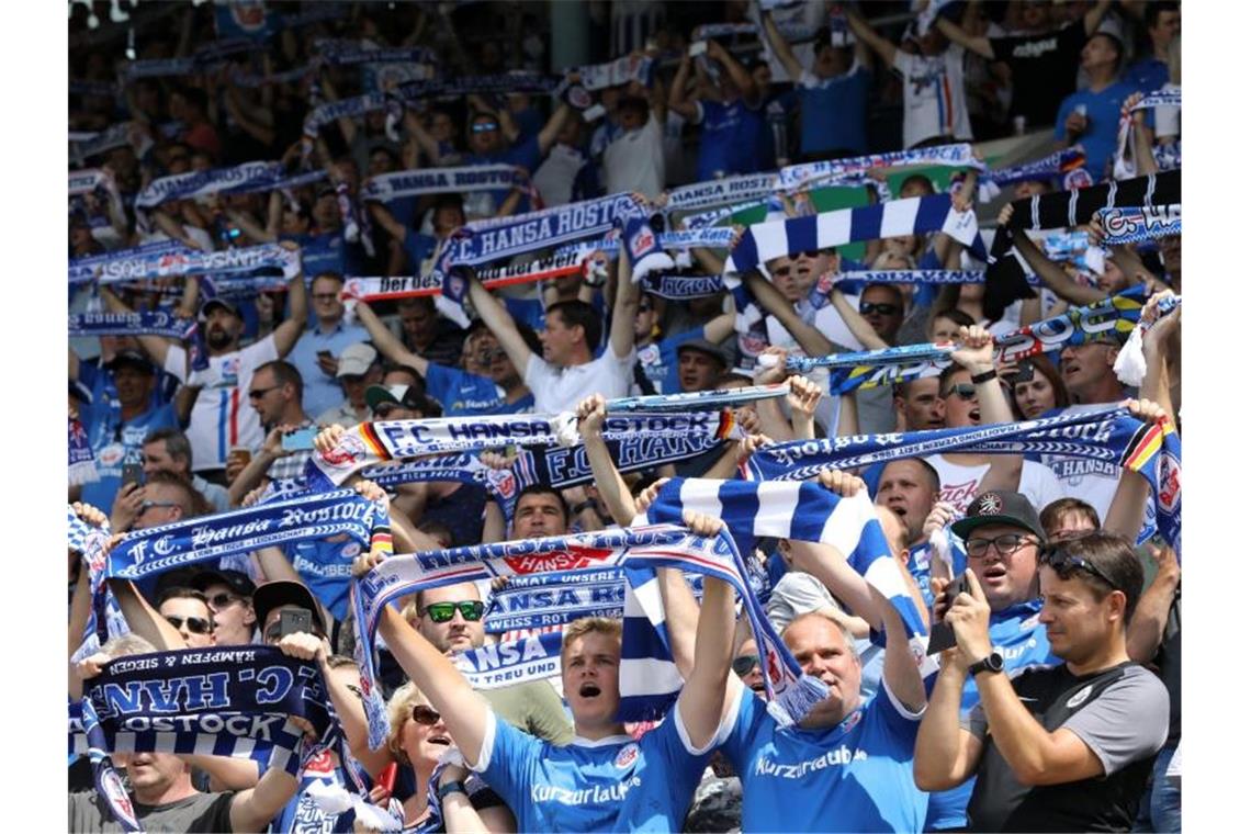 Ost-West-Konflikt um Zuschauer: 7500 Fans in Rostock Hansa Rostock darf im DFB-Pokal gegen den VfB Stuttgart vor bis zu 7500 Fans spielen. Foto: Bernd Wüstneck/dpa-Zentralbild/dpa