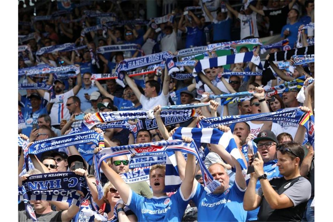 Hansa Rostock darf im DFB-Pokal gegen den VfB Stuttgart vor bis zu 7500 Fans spielen. Foto: Bernd Wüstneck/dpa-Zentralbild/dpa