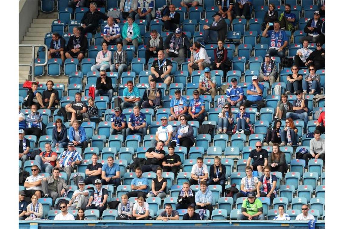 Pilotprojekt für Deutschland: Hansa lässt Fans ins Stadion Hansa Rostock darf im Ostseestadion vor Zuschauern spielen. Foto: Bernd Wüstneck/dpa-Zentralbild/ZB
