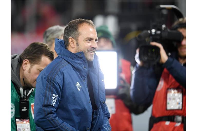 Hansi Flick geht mit seiner Situation als Trainer des FC Bayern München weiter entspannt um. Foto: Tobias Hase/dpa