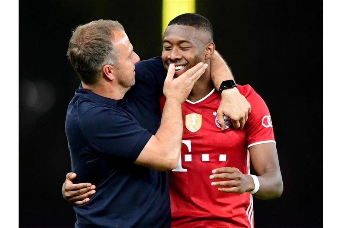 Hansi Flick hat erneut um einen Verbleib von David Alaba beim FC Bayern München geworben. Foto: Robert Michael/dpa/Archivbild