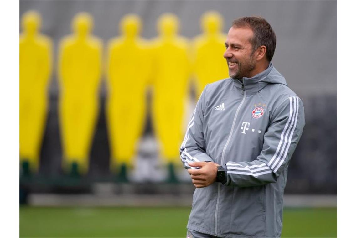 Hansi Flick leitete am Dienstag das Training des FC Bayern. Foto: Sven Hoppe/dpa