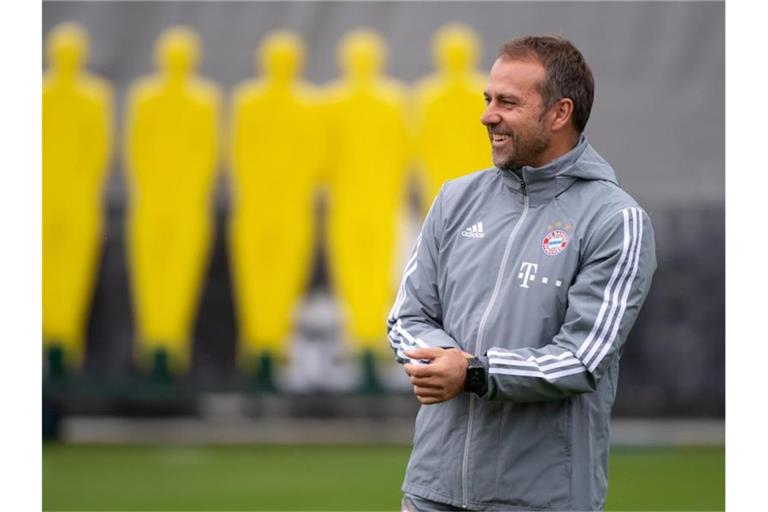 Hansi Flick leitete am Dienstag das Training des FC Bayern. Foto: Sven Hoppe/dpa