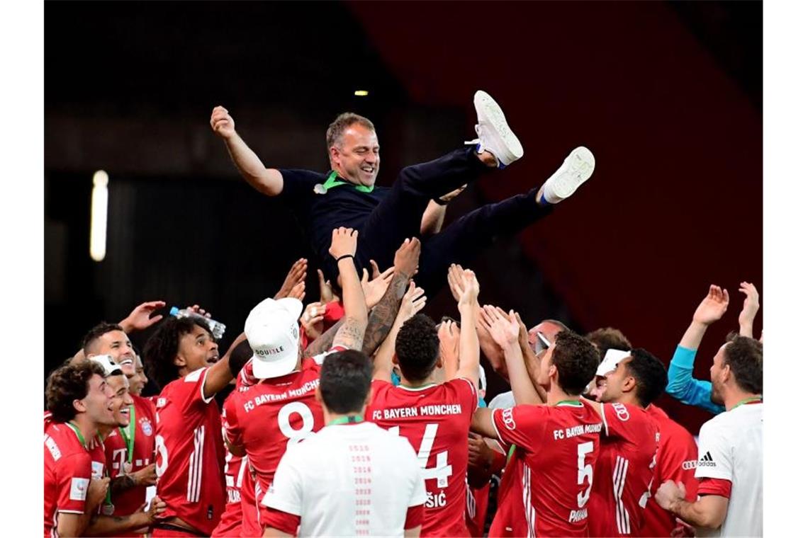 Chronologie des Sports im Jahr 2020 Hansi Flick (M) führt den FC Bayern erst zu Meisterschaft, dann zum Pokalsieg und auch zum Champions-League-Titel. Foto: Robert Michael/dpa-Zentralbild/Pool/dpa