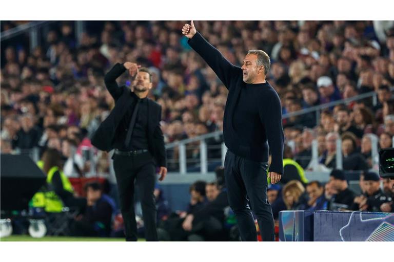 Hansi Flick (r) erlebte einen gebrauchten Abend.