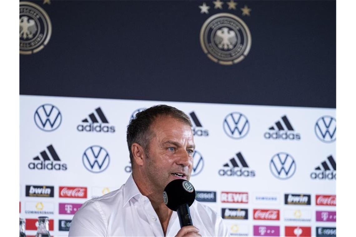Flick leitet erstes Training - Quali für Katar-WM „ein Muss“ Hansi Flick stellt sich bei einem Medientermin den Fragen der Journalisten. Foto: Thomas Boecker/DFB/dpa