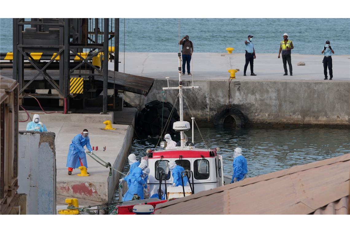 Hantavirus: Gesundheitspersonal in Schutzkleidung bringt Passagiere vom Kreuzfahrtschiff "Hondius" in einen Hafen auf den Kapverden.