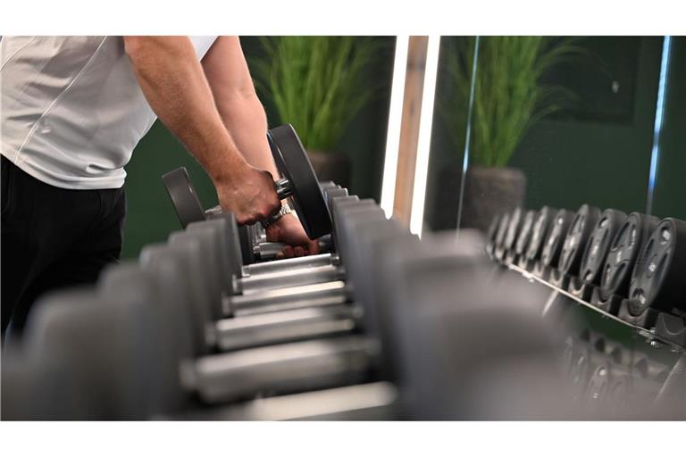 Hanteltraining, um fit zu bleiben: In Smart Gyms kann es passieren, dass sonst niemand im Raum ist.