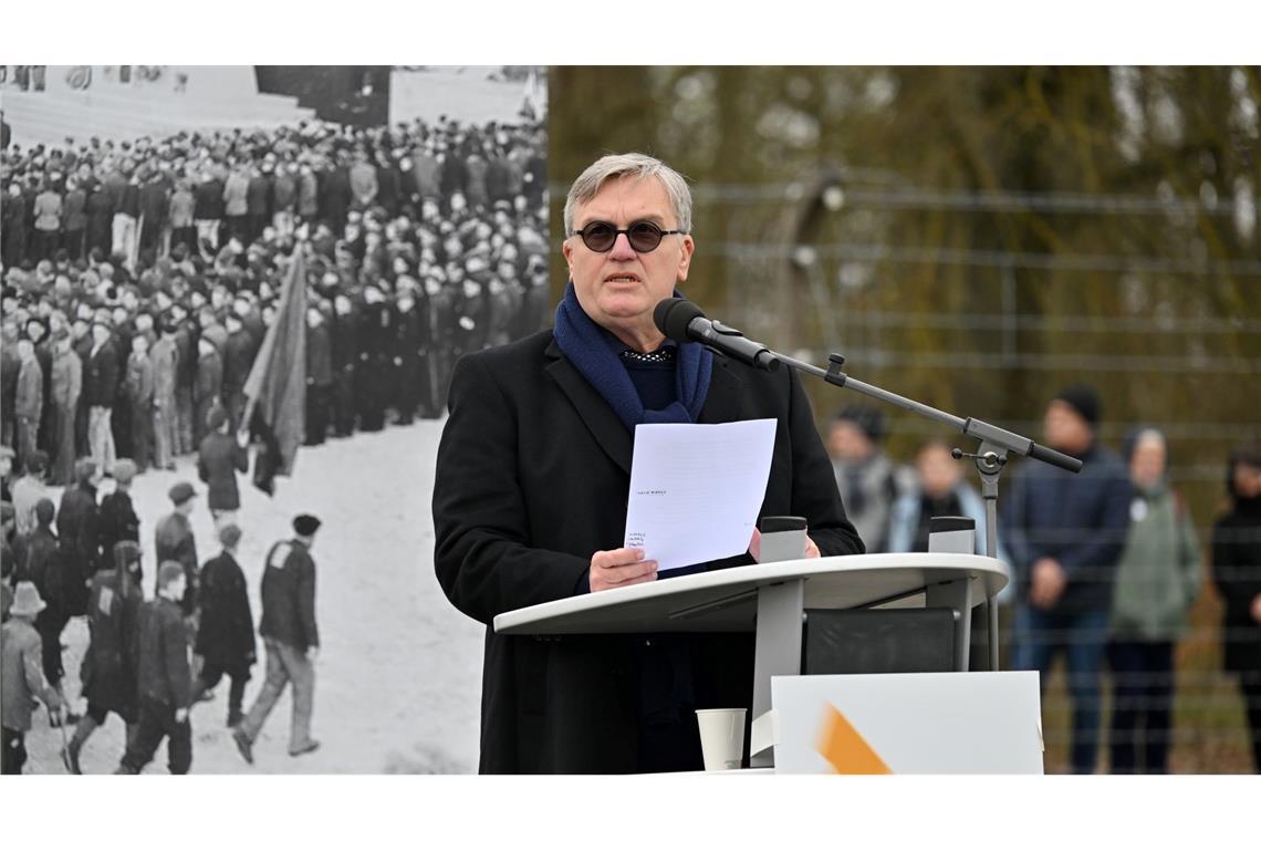 Hape Kerkeling als Enkel eines ehemaligen Häftlings spricht  beim Festakt zum 81. Jahrestag der Befreiung des Konzentrationslagers Buchenwald.