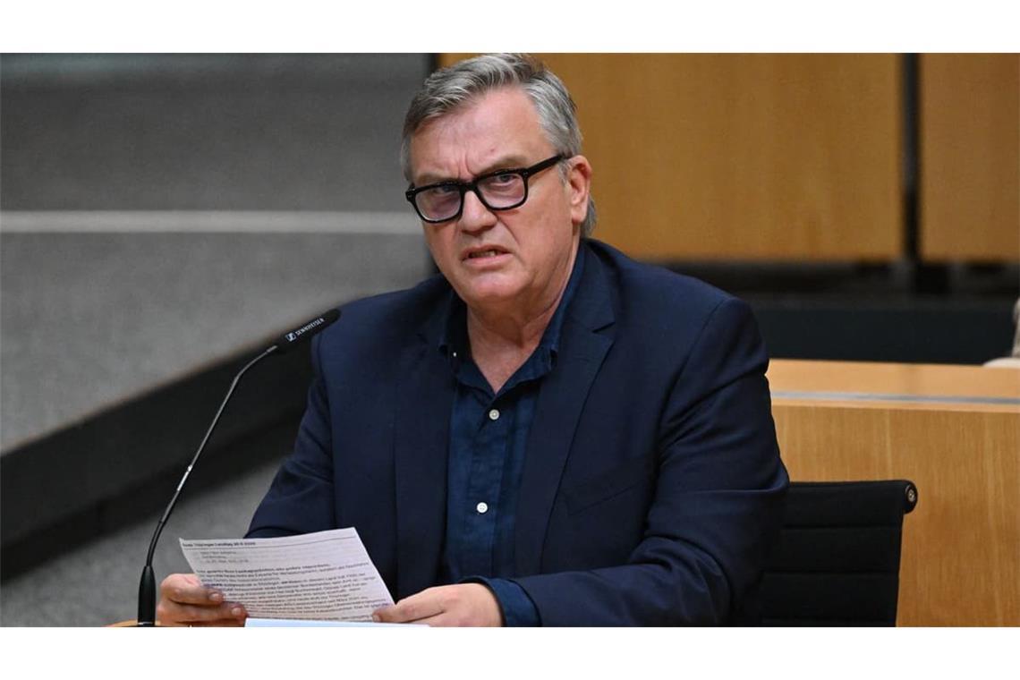 Hape Kerkeling spricht während einer mündlichen Anhörung zu einem Parteiverbotsverfahren gegen die AfD auf Bundesebene im Plenarsaal des Thüringer Landtags. Im Mai beschloss der Justizausschuss ein schriftliches Anhörungsverfahren und die mündliche Anhörung im Landtag. Den Antrag hatte die Linke-Fraktion gestellt.