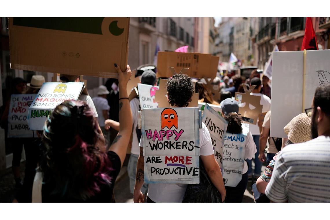 "Happy Workers are more productive" (Glückliche Menschen sind produktiver), heißt es bei einem Demonstranten wärhend eines eintägigen Generalstreiks gegen die geplante Arbeitsmarktreform der konservativen Regierung.