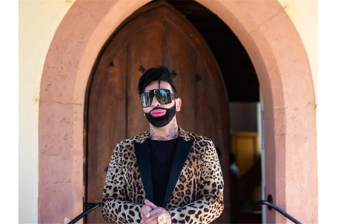 Harald Glööckler, Modedesigner und Unternehmer, steht vor der Evangelischen Jakobuskirche in Rümmingen. Foto: Philipp von Ditfurth/dpa/Archivbild