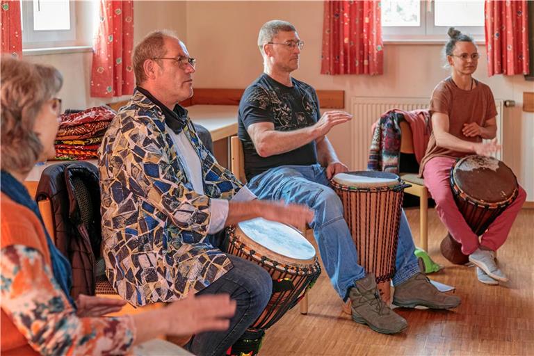 Harald Hanne (Zweiter von links) leitet aktuell einen Kurs im afrikanischen Trommeln in der Pfarrscheuer in Murrhardt. Foto: Stefan Bossow